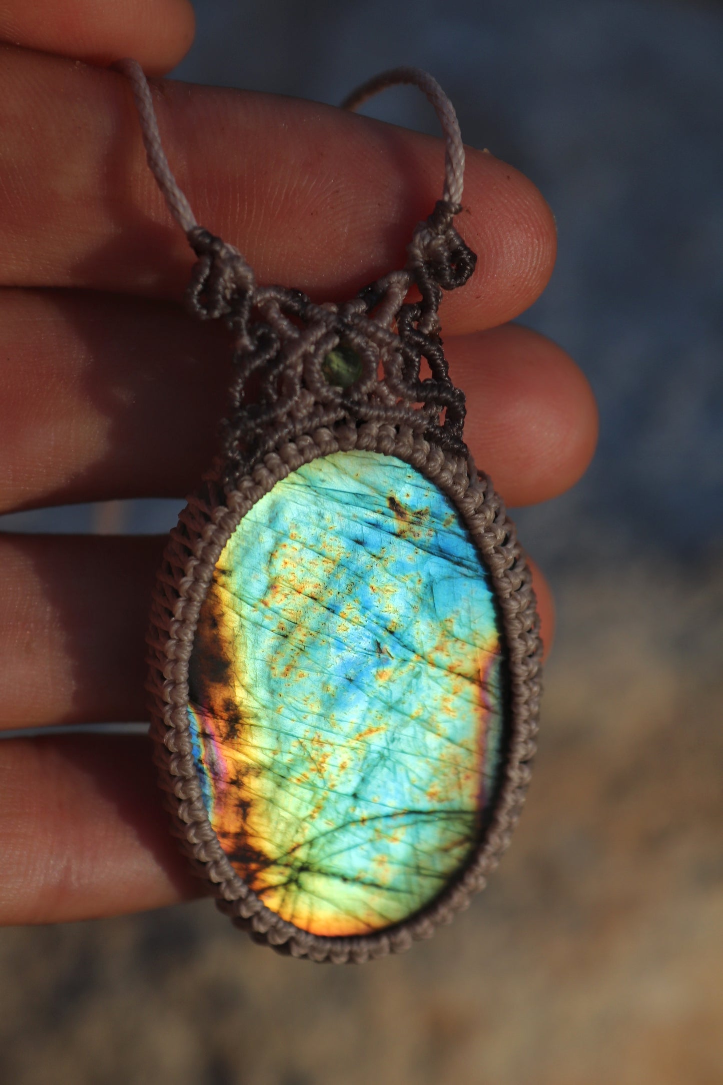 Cyangrüner und türkisblauer Labradorit-Anhänger – SELTENE Farbe | Handgemachter Makramee-Schmuck