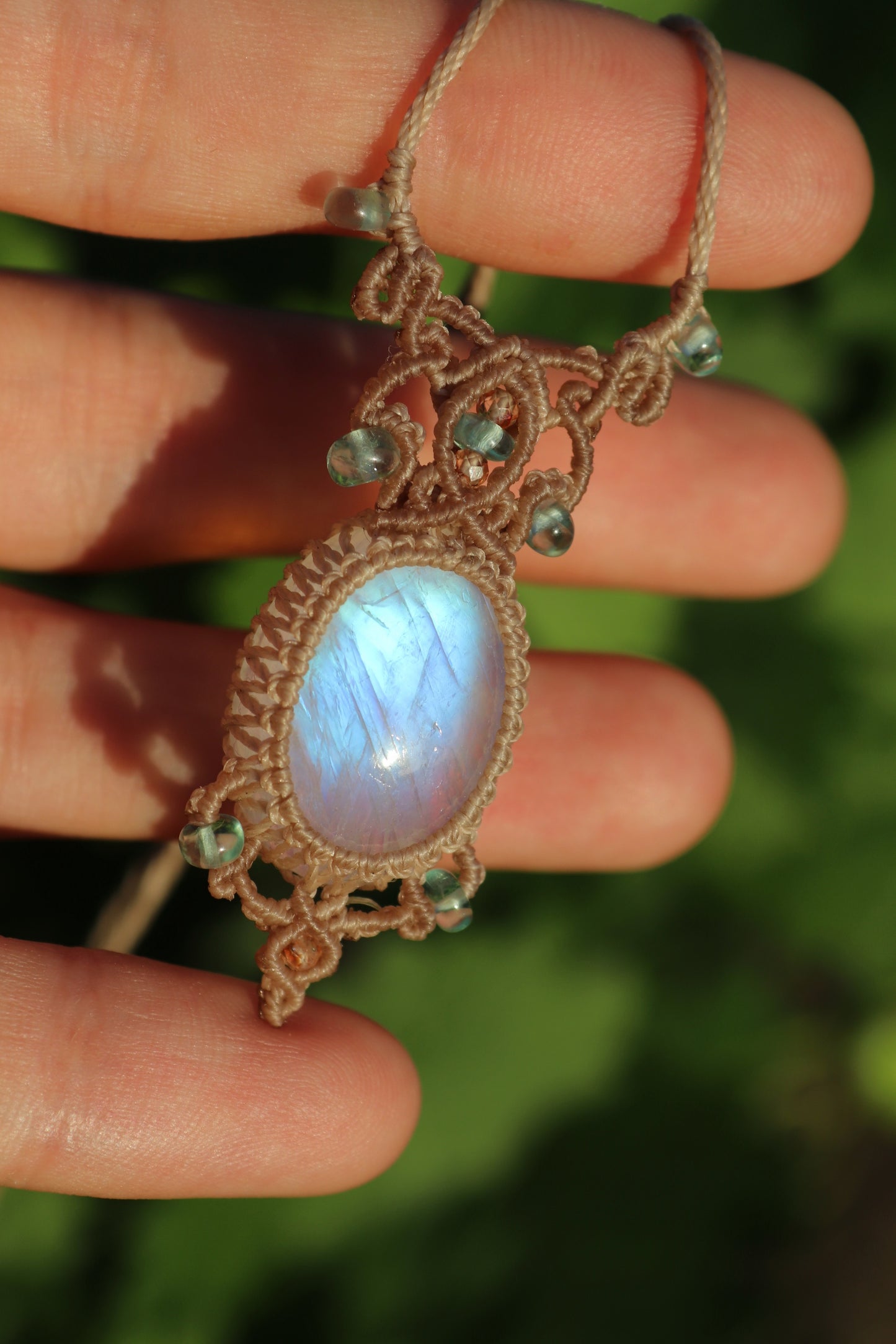 Wassertropfen-Paraiba-Apatit und Mondstein | Handgefertigter Makramee-Schmuck