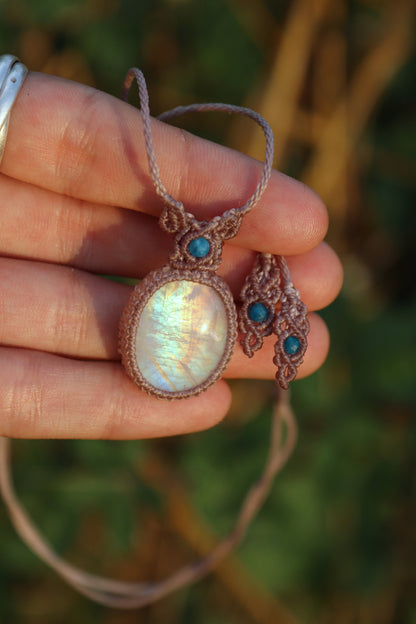 Colgante de piedra de la luna arcoíris con cuentas de apatita | Joyería de Macramé Hecha a Mano