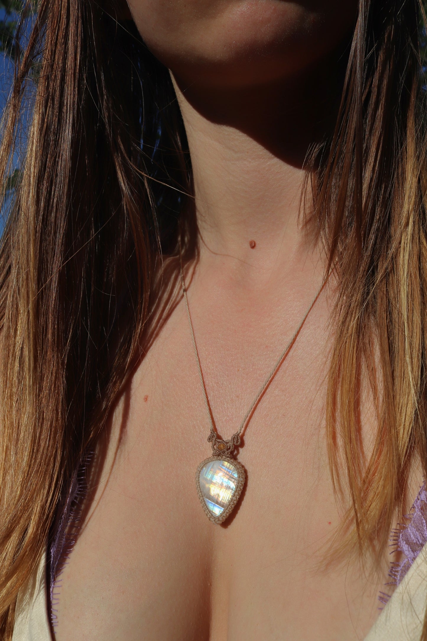 Pendentif en pierre de lune arc-en-ciel translucide avec perles de cornaline