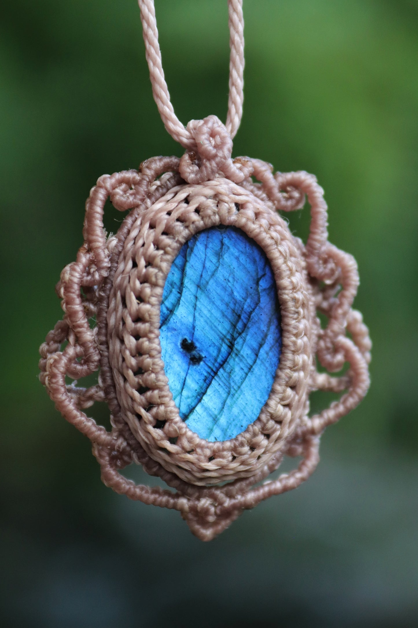 Tiefblauer Ozean-Labradorit-Talisman