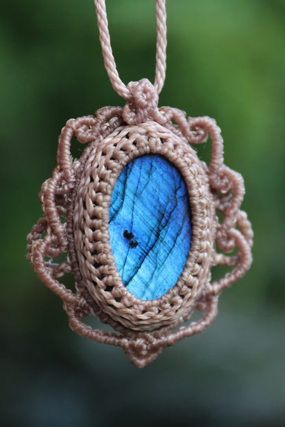 Tiefblauer Ozean-Labradorit-Talisman