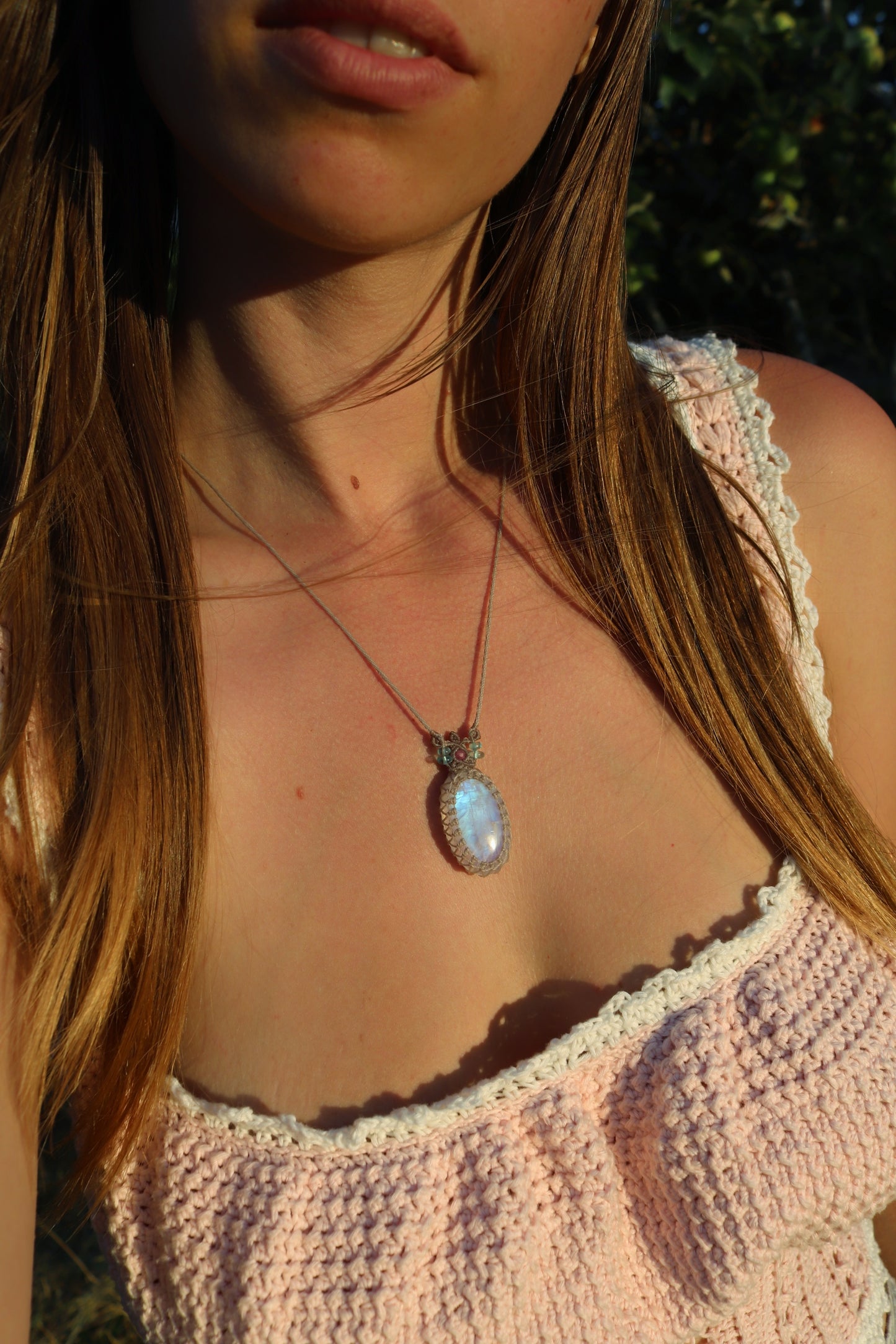 Pierre de lune de qualité AAA avec tourmaline rose et perles d'apatite paraïba | Bijoux en macramé faits main
