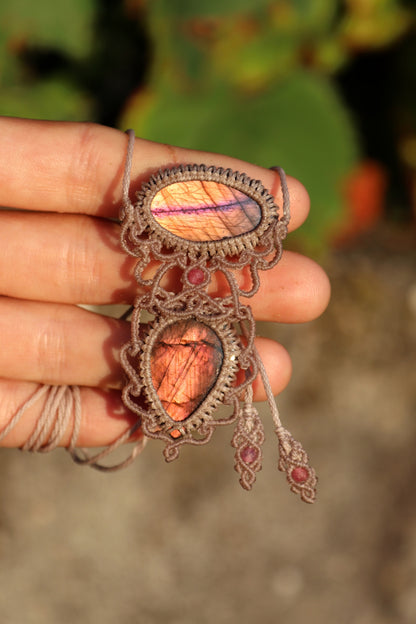 Double pendentif labradorite rose vif et orange avec perles de tourmaline rose | Bijoux en macramé faits main