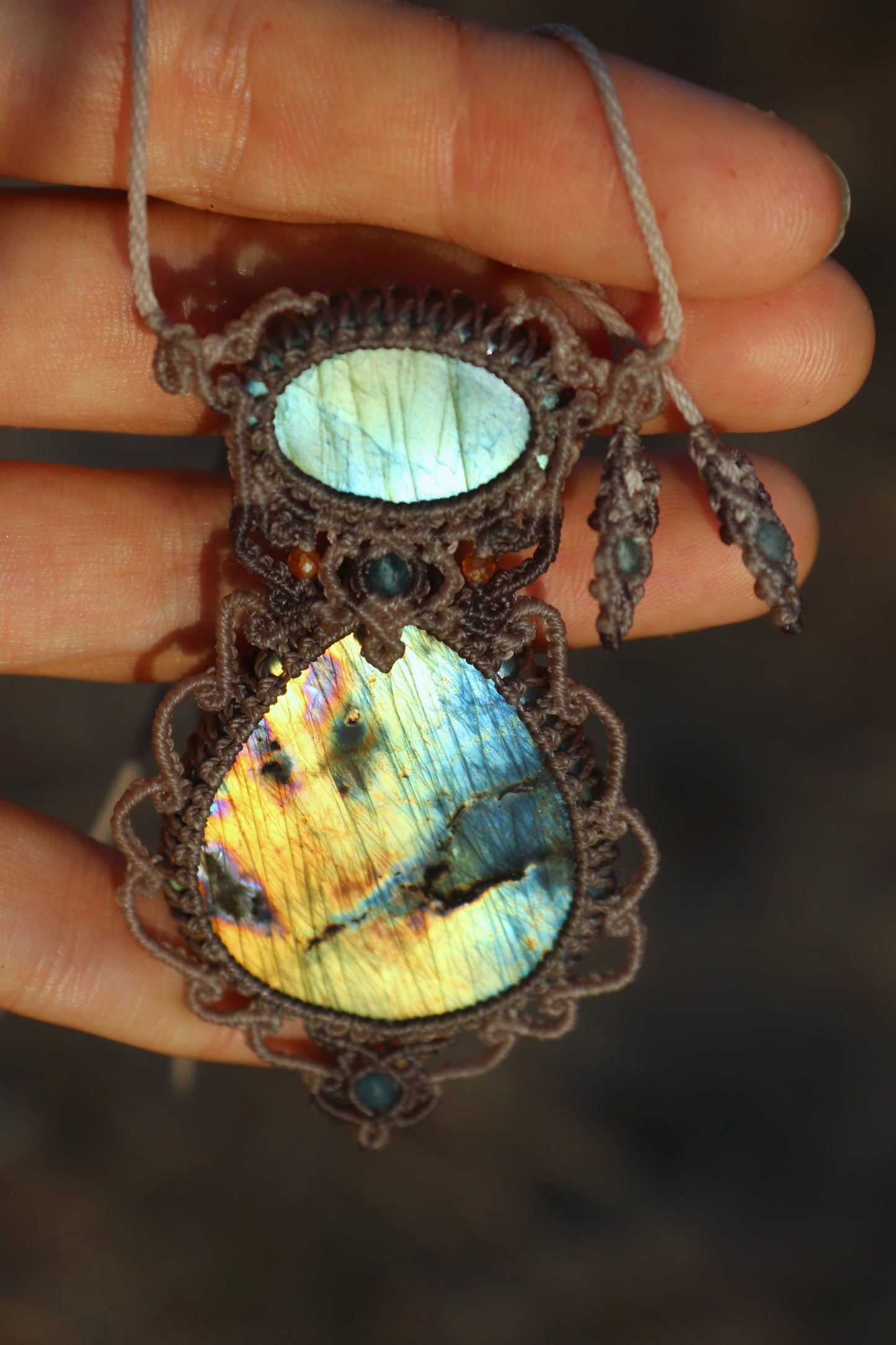 Schillernder Regenbogen-Doppelanhänger aus Labradorit mit Turmalin-Perlen | Handgemachter Makramee-Schmuck