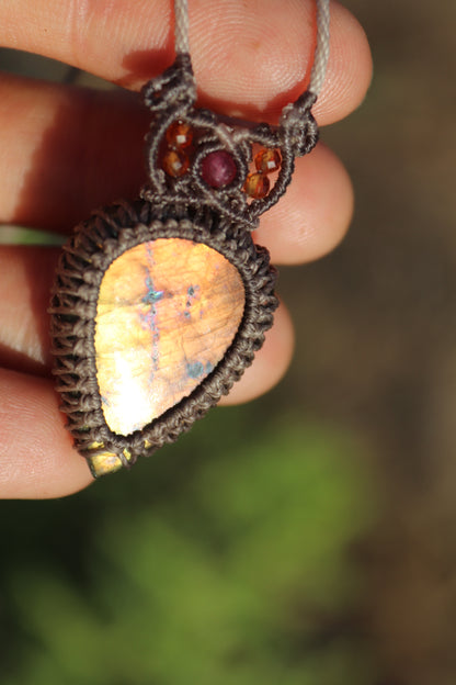 Collar de labradorita naranja atardecer | Joyería de macramé