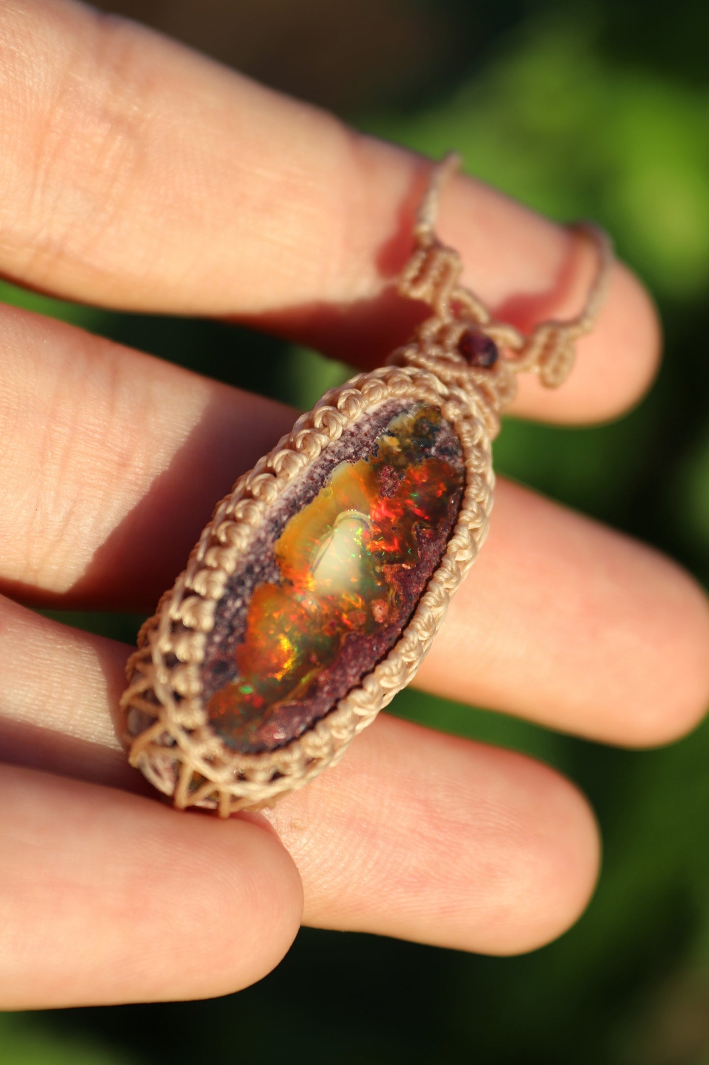 Incroyable opale mexicaine de 31 mm avec jeu de couleurs rouge et inclusion « fantôme » ! | Bijoux en macramé faits main