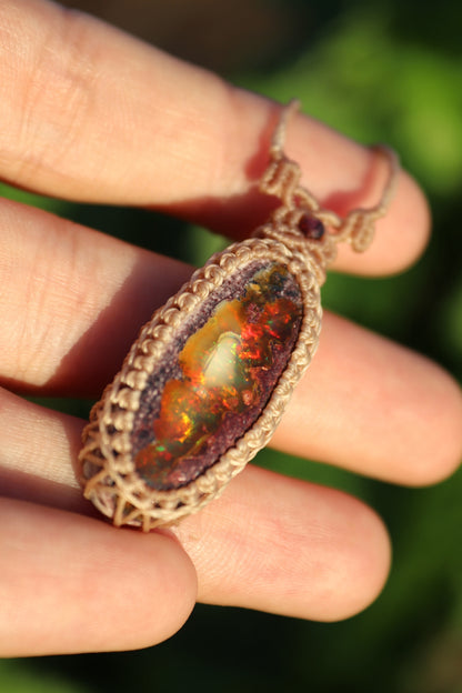 Incroyable opale mexicaine de 31 mm avec jeu de couleurs rouge et inclusion « fantôme » ! | Bijoux en macramé faits main