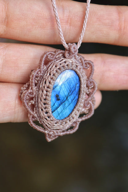 Tiefblauer Ozean-Labradorit-Talisman