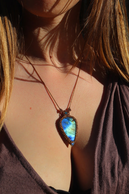 Blau, türkis und gelb schimmernde Labradorit-Kette mit Apatit-Perlen