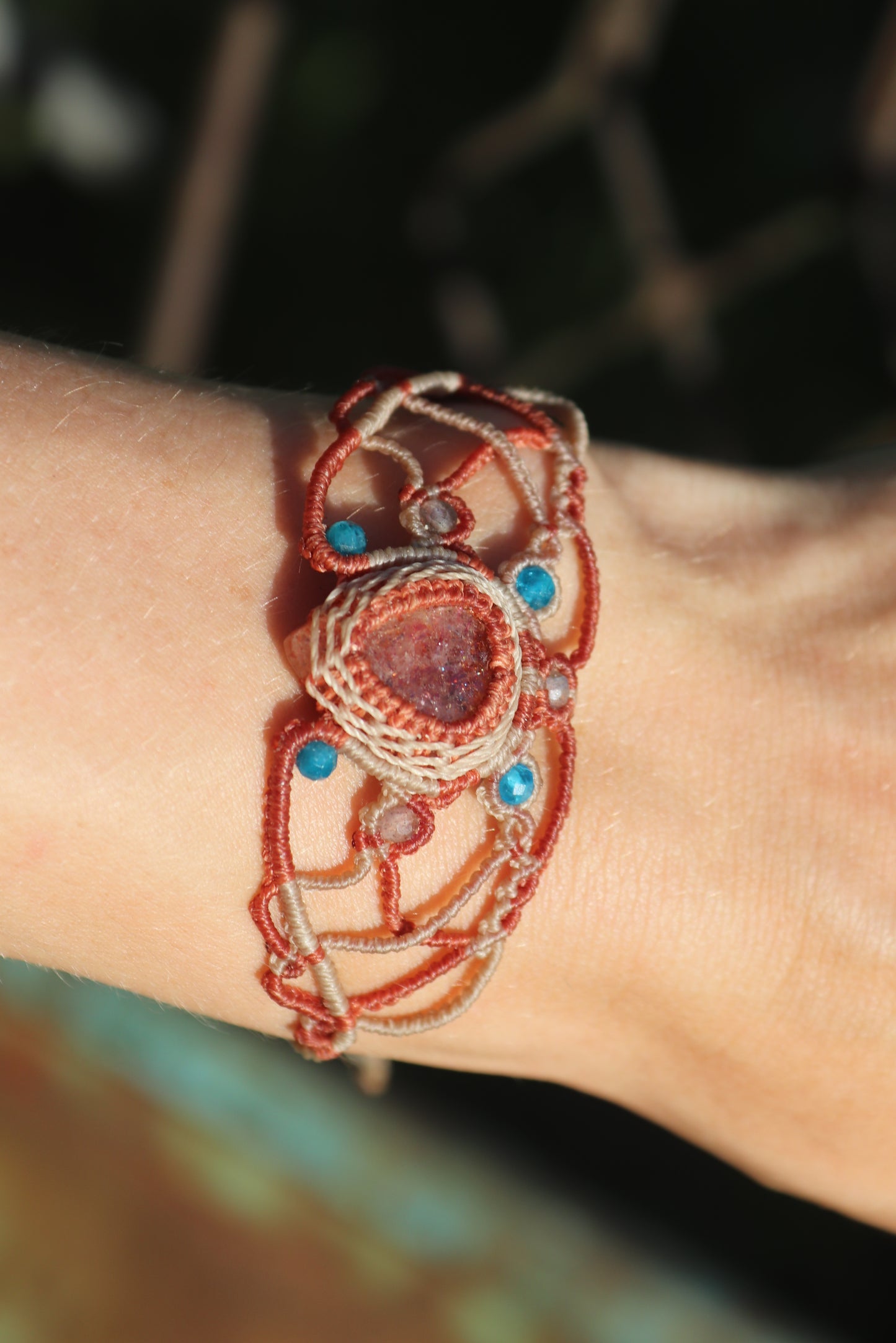 Glittery Sunstone bracelet with apatite beads
