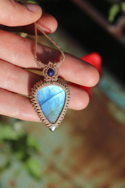Pendentif en Labradorite bleu ciel et perles de Lapis-lazuli