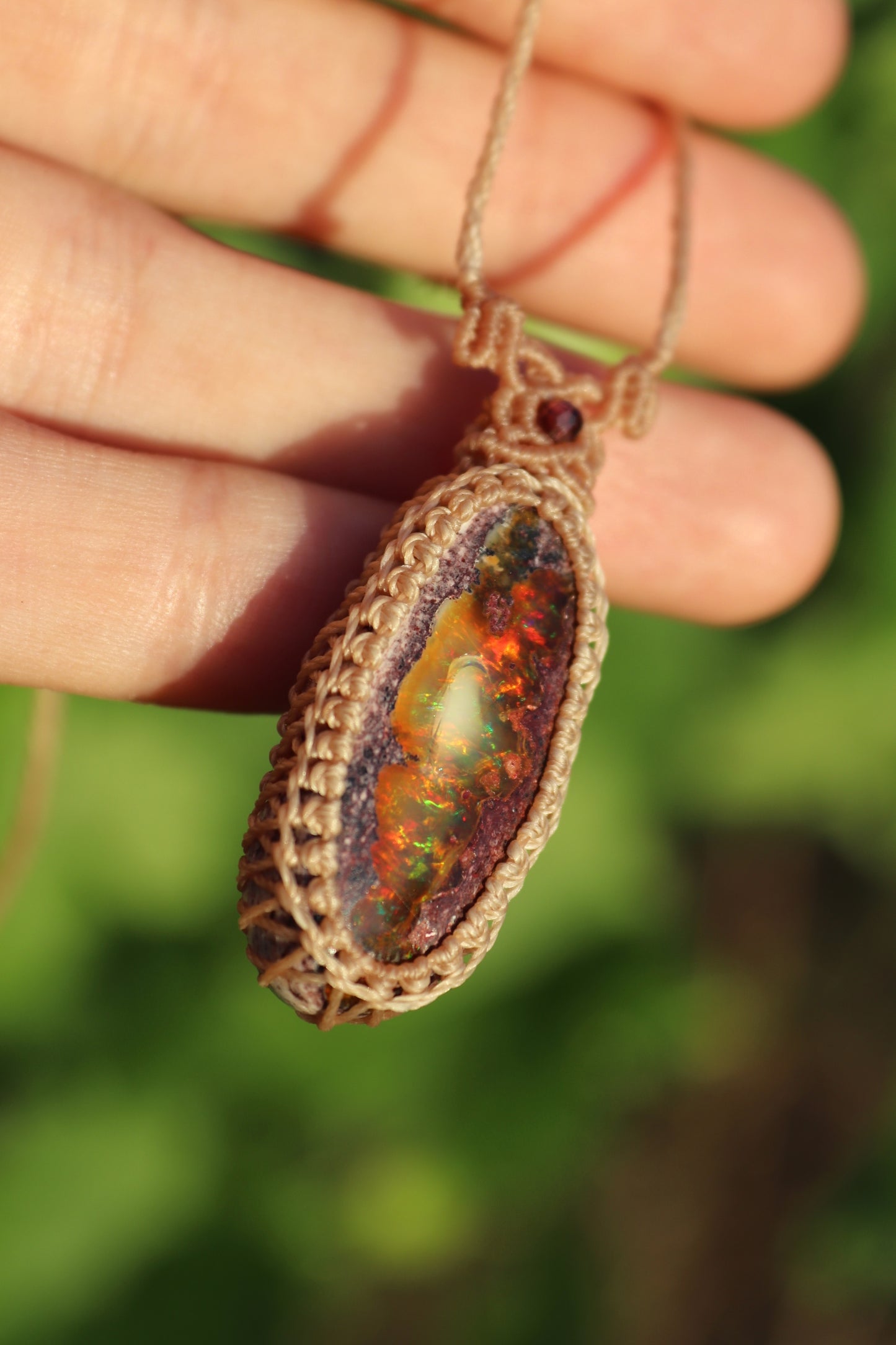 Incroyable opale mexicaine de 31 mm avec jeu de couleurs rouge et inclusion « fantôme » ! | Bijoux en macramé faits main