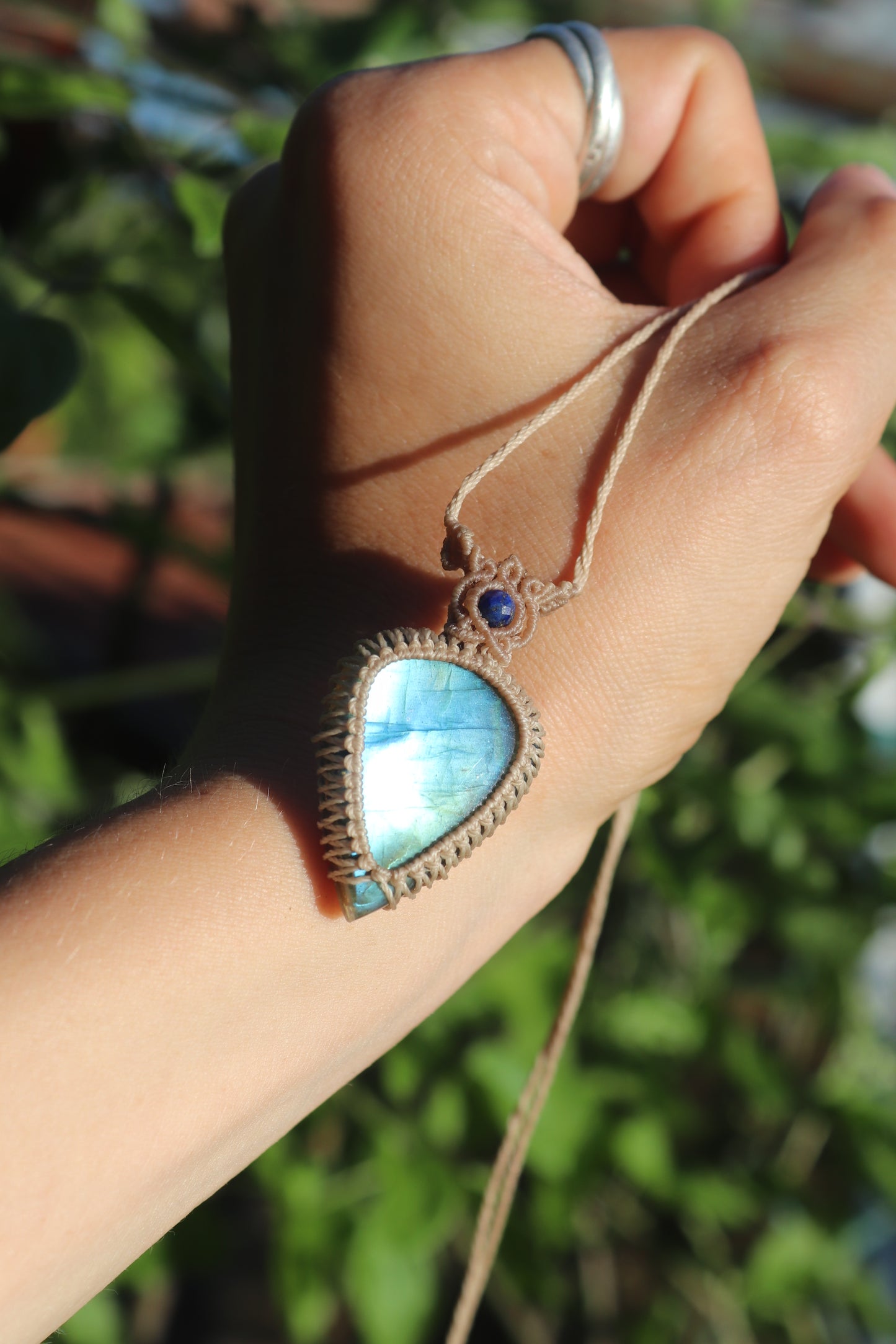 Pendentif en Labradorite bleu ciel et perles de Lapis-lazuli