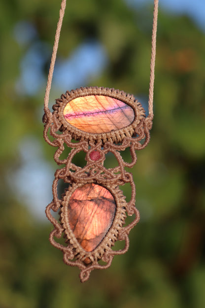 Double pendentif labradorite rose vif et orange avec perles de tourmaline rose | Bijoux en macramé faits main