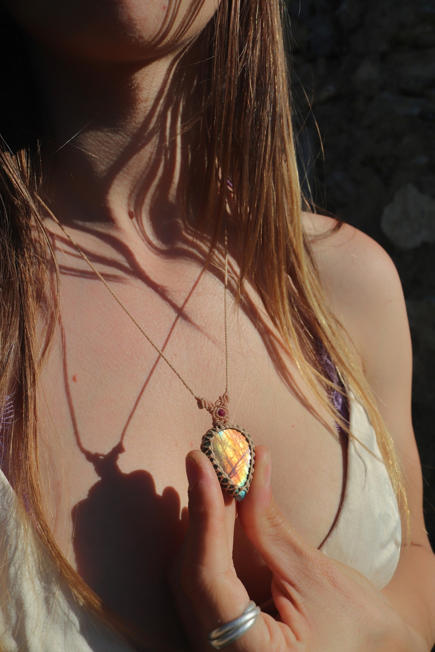 Labradorite rose vif et orange avec perles de rubis