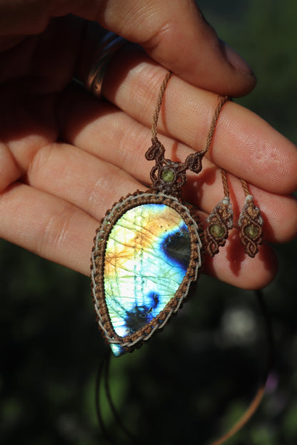 Colgante de labradorita colorida con cuentas de peridoto