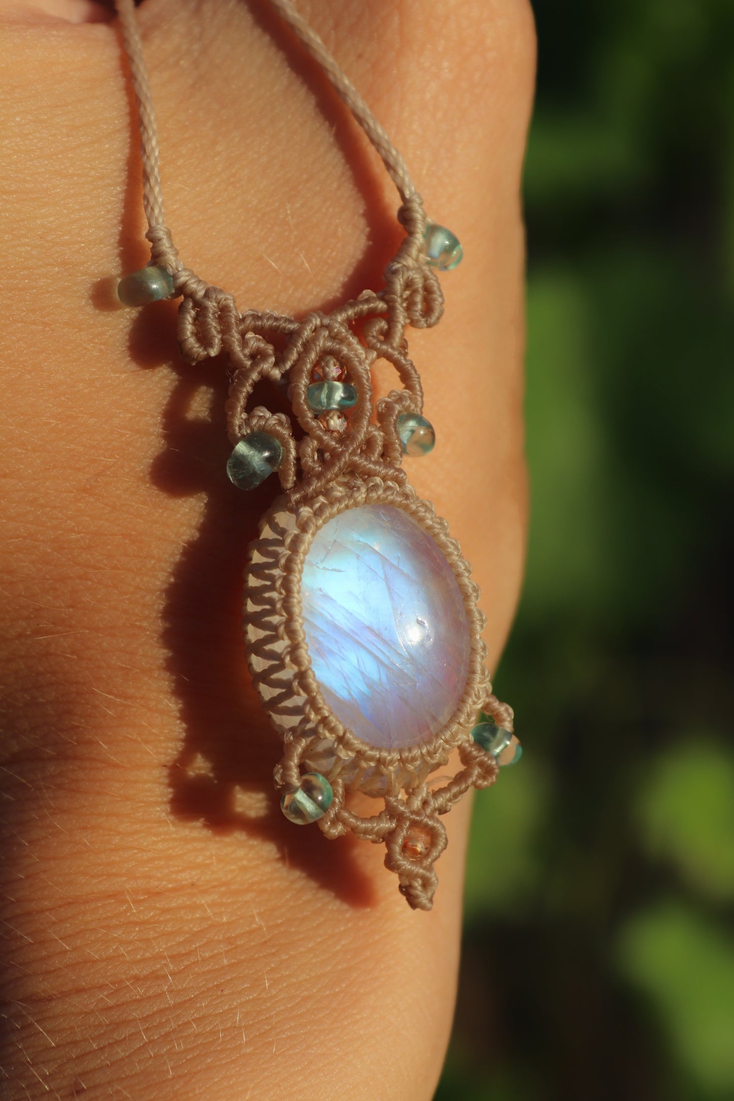 Wassertropfen-Paraiba-Apatit und Mondstein | Handgefertigter Makramee-Schmuck