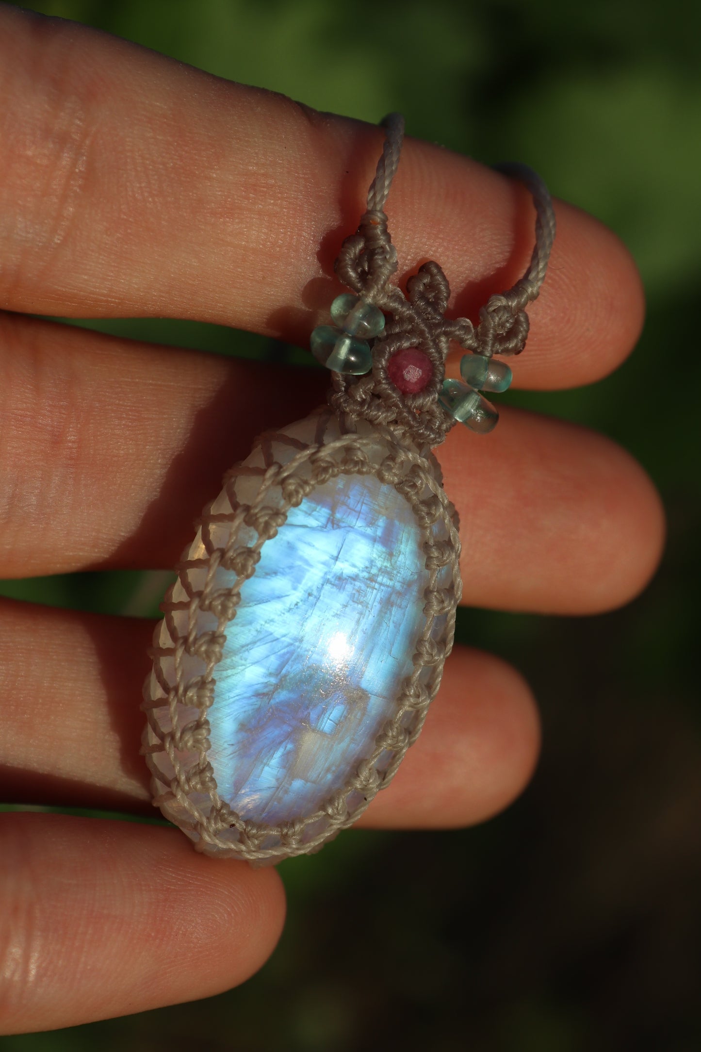Pierre de lune de qualité AAA avec tourmaline rose et perles d'apatite paraïba | Bijoux en macramé faits main