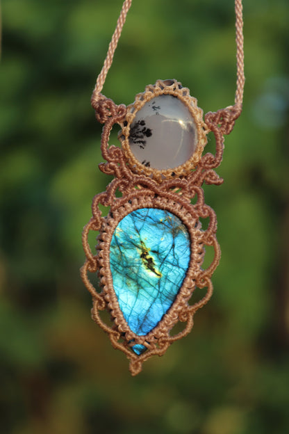 Doppelanhänger aus blauem Labradorit und Dendritenopal | Handgefertigter Makramee-Schmuck