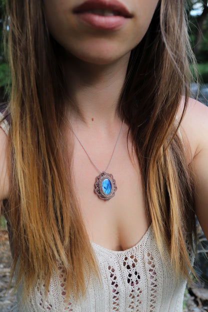 Tiefblauer Ozean-Labradorit-Talisman