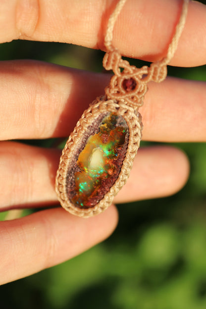 Incroyable opale mexicaine de 31 mm avec jeu de couleurs rouge et inclusion « fantôme » ! | Bijoux en macramé faits main