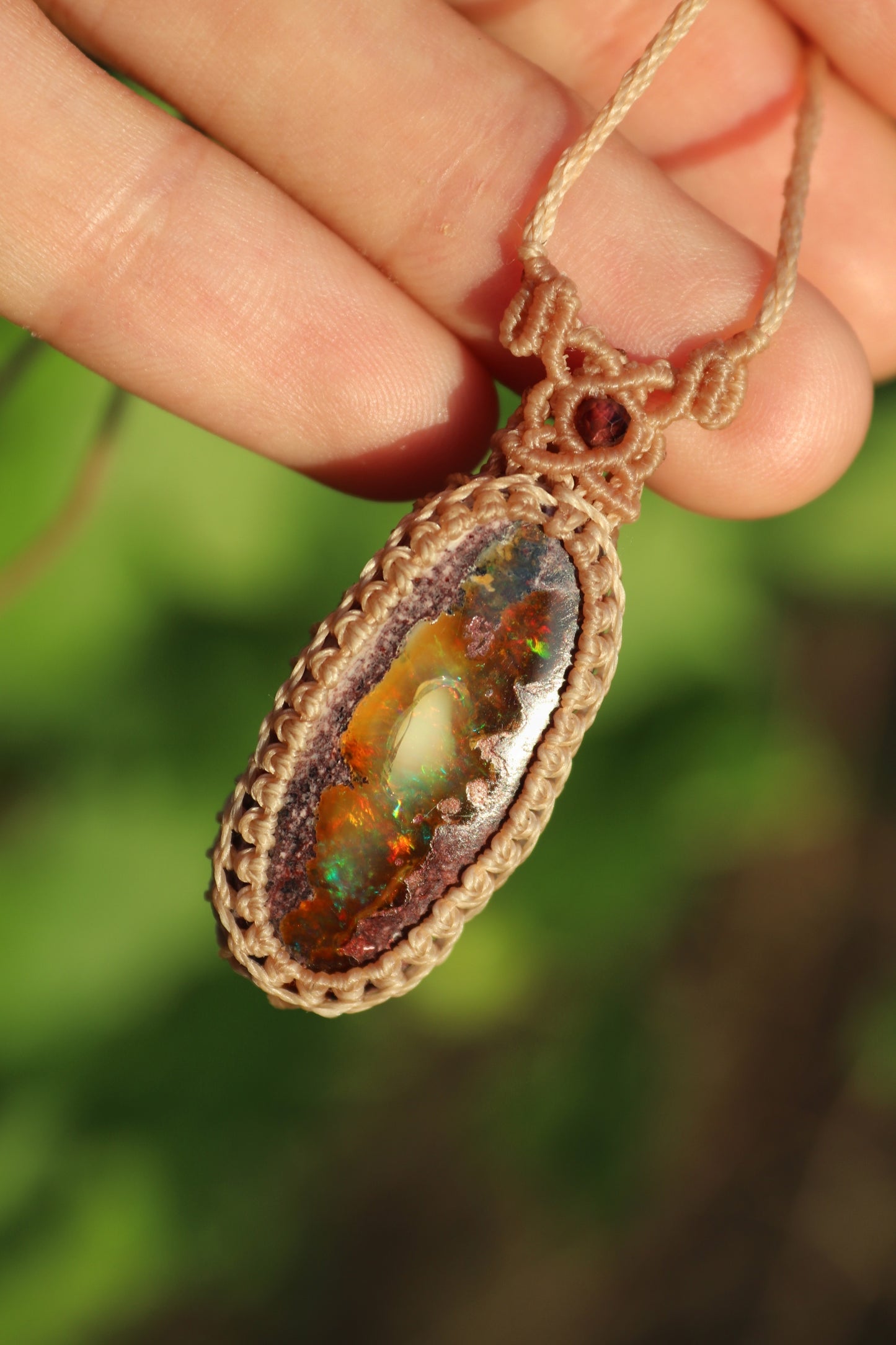 Incroyable opale mexicaine de 31 mm avec jeu de couleurs rouge et inclusion « fantôme » ! | Bijoux en macramé faits main