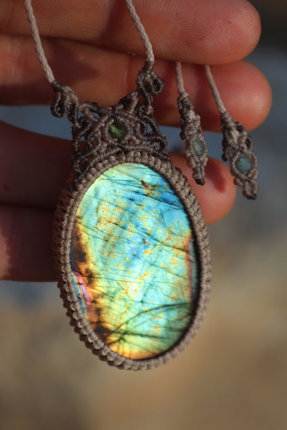 Cyangrüner und türkisblauer Labradorit-Anhänger – SELTENE Farbe | Handgemachter Makramee-Schmuck
