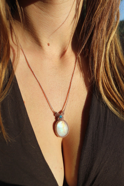 Colgante de piedra de la luna arcoíris con cuentas de apatita | Joyería de Macramé Hecha a Mano