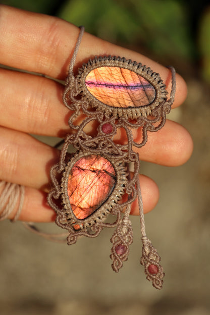 Double pendentif labradorite rose vif et orange avec perles de tourmaline rose | Bijoux en macramé faits main