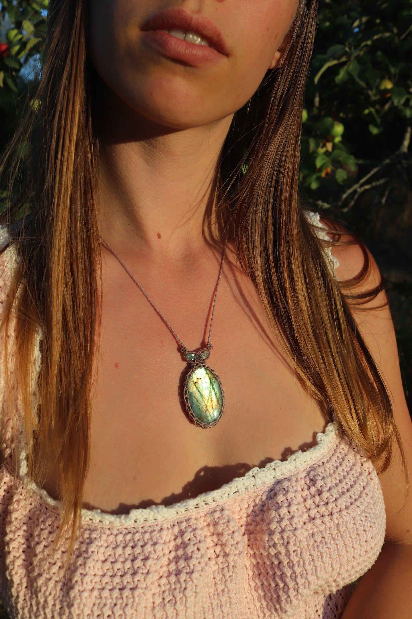Labradorita verde pastel con cuentas de apatita azul paraiba | Joyería de Macramé Hecha a Mano