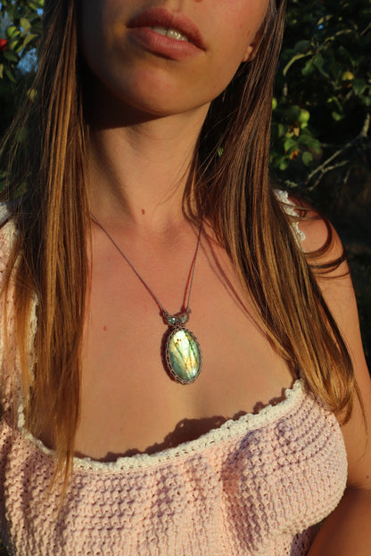 Labradorita verde pastel con cuentas de apatita azul paraiba | Joyería de Macramé Hecha a Mano