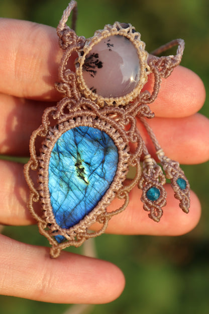 Doppelanhänger aus blauem Labradorit und Dendritenopal | Handgefertigter Makramee-Schmuck