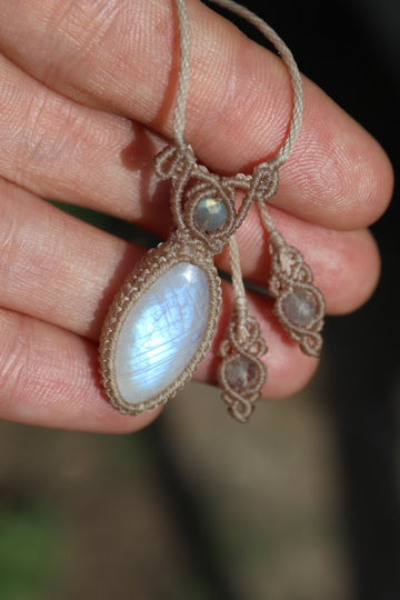 Zierlicher pastellblauer MONDSTEIN-Anhänger