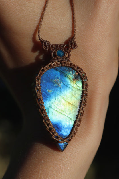 Blau, türkis und gelb schimmernde Labradorit-Kette mit Apatit-Perlen