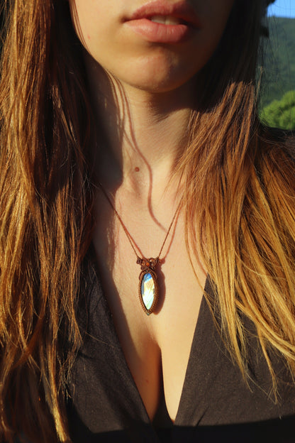 Colgante de labradorita en forma de marquesa | Joyería de Macramé Hecha a Mano