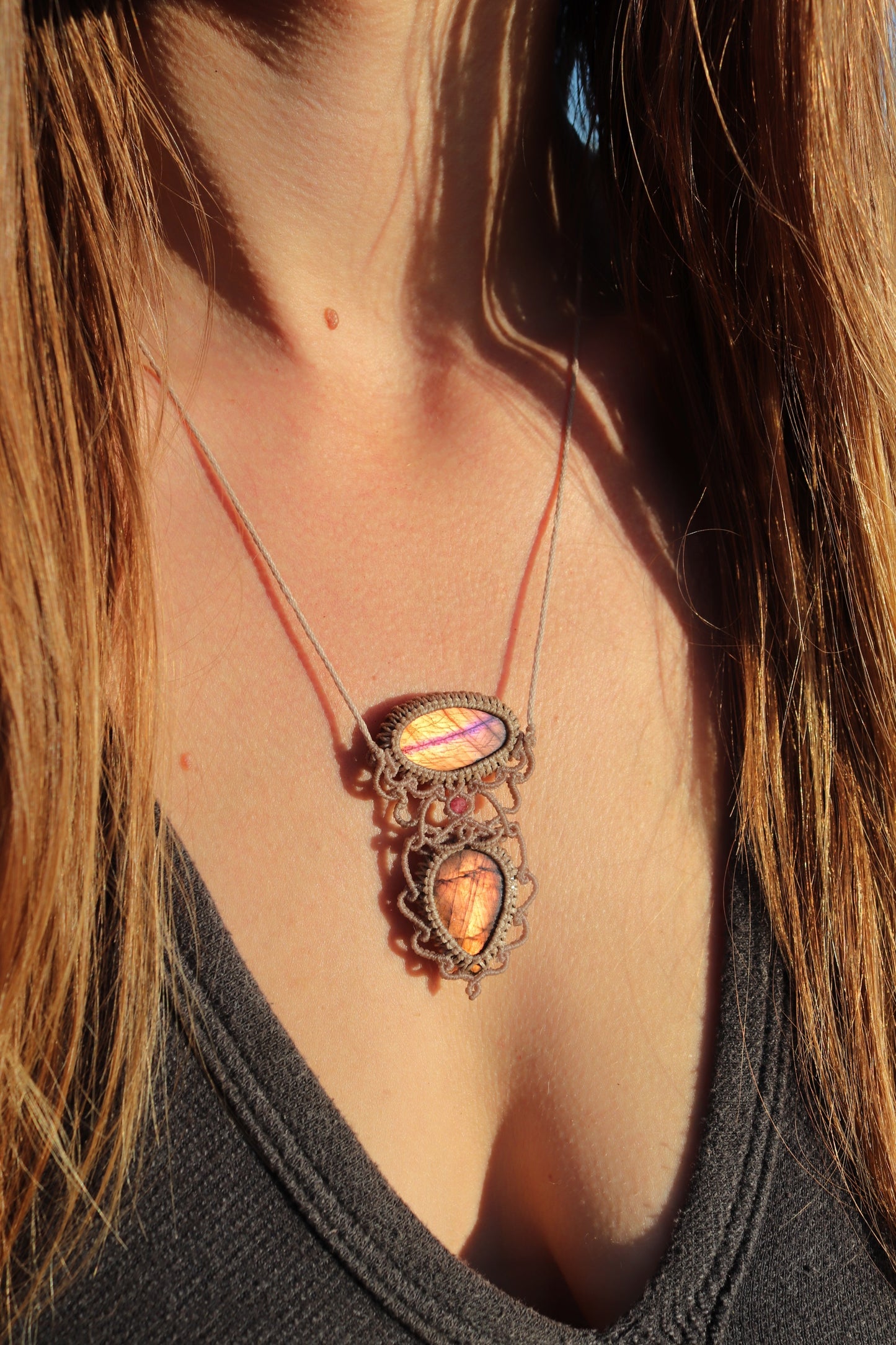 Double pendentif labradorite rose vif et orange avec perles de tourmaline rose | Bijoux en macramé faits main
