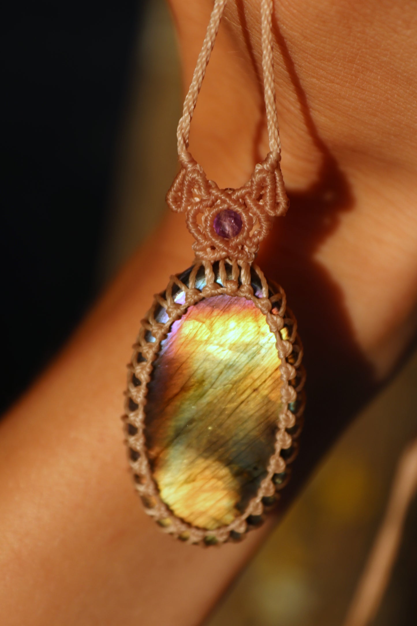 Joli pendentif en labradorite | Bijoux en macramé faits main