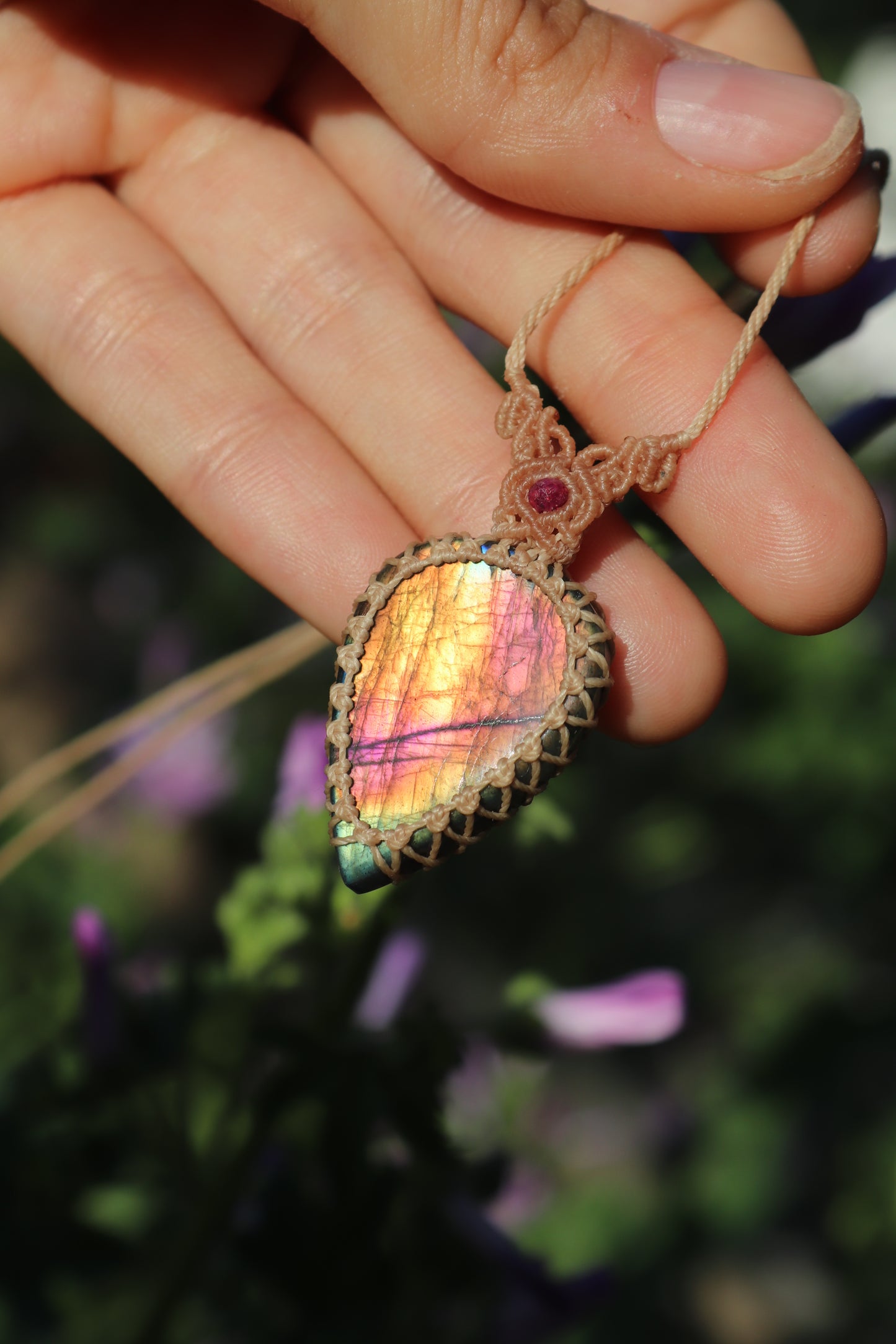 Labradorite rose vif et orange avec perles de rubis