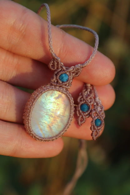 Colgante de piedra de la luna arcoíris con cuentas de apatita | Joyería de Macramé Hecha a Mano