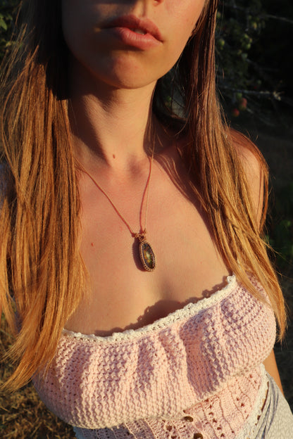 Incroyable opale mexicaine de 31 mm avec jeu de couleurs rouge et inclusion « fantôme » ! | Bijoux en macramé faits main