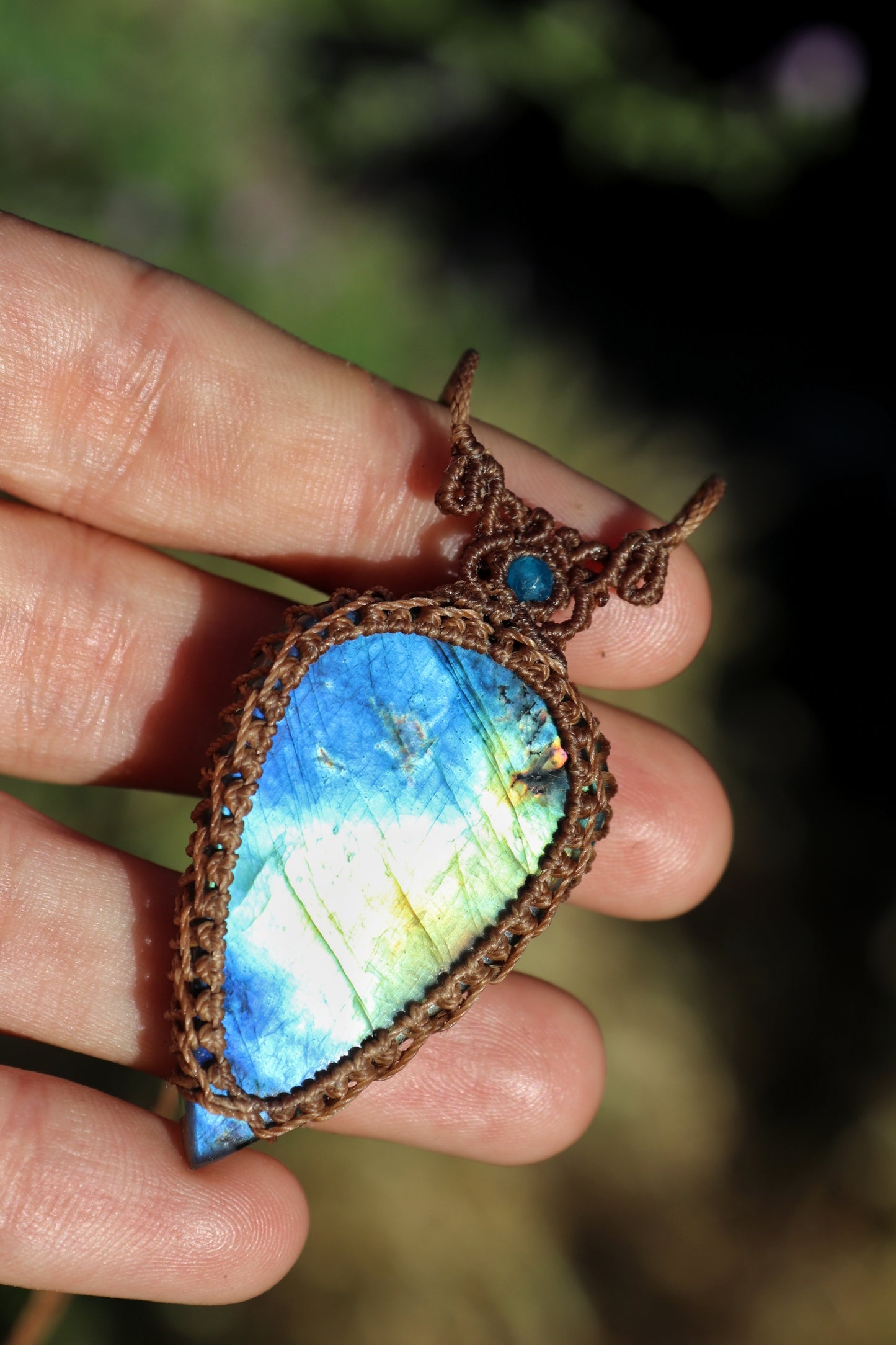 Blau, türkis und gelb schimmernde Labradorit-Kette mit Apatit-Perlen