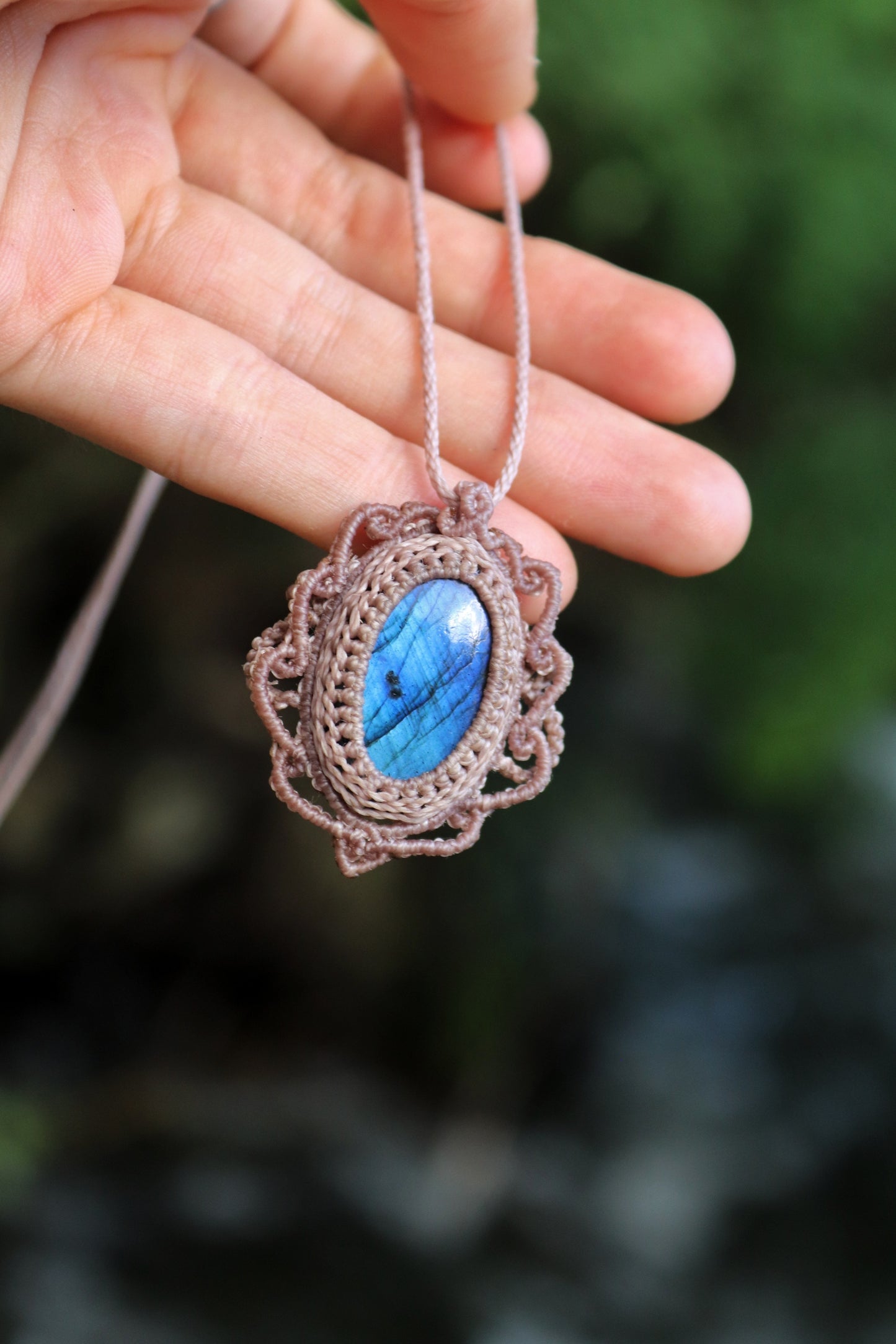 Tiefblauer Ozean-Labradorit-Talisman