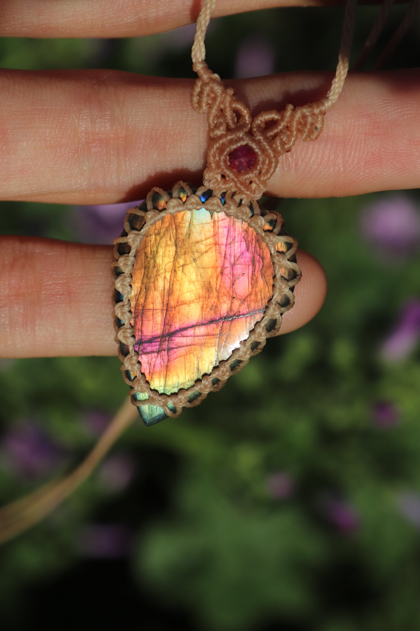 Labradorite rose vif et orange avec perles de rubis