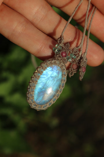 Pierre de lune de qualité AAA avec tourmaline rose et perles d'apatite paraïba | Bijoux en macramé faits main