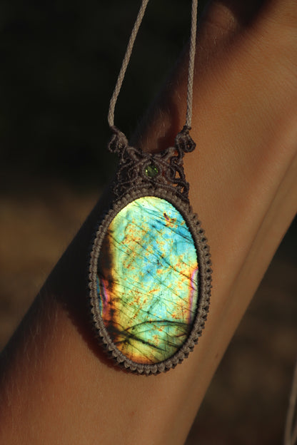 Cyangrüner und türkisblauer Labradorit-Anhänger – SELTENE Farbe | Handgemachter Makramee-Schmuck