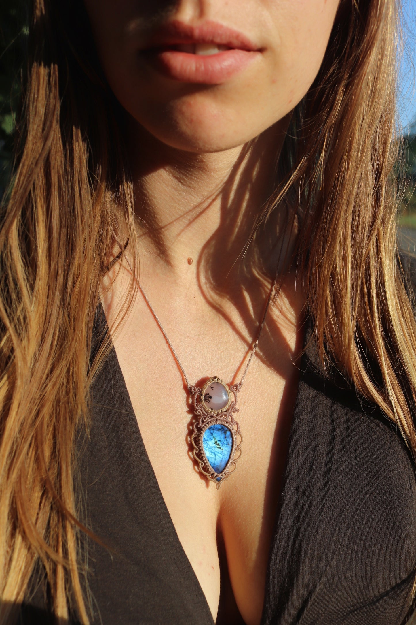 Doppelanhänger aus blauem Labradorit und Dendritenopal | Handgefertigter Makramee-Schmuck
