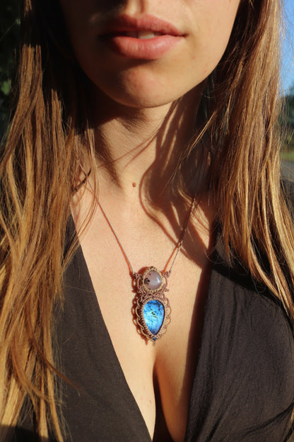 Doppelanhänger aus blauem Labradorit und Dendritenopal | Handgefertigter Makramee-Schmuck