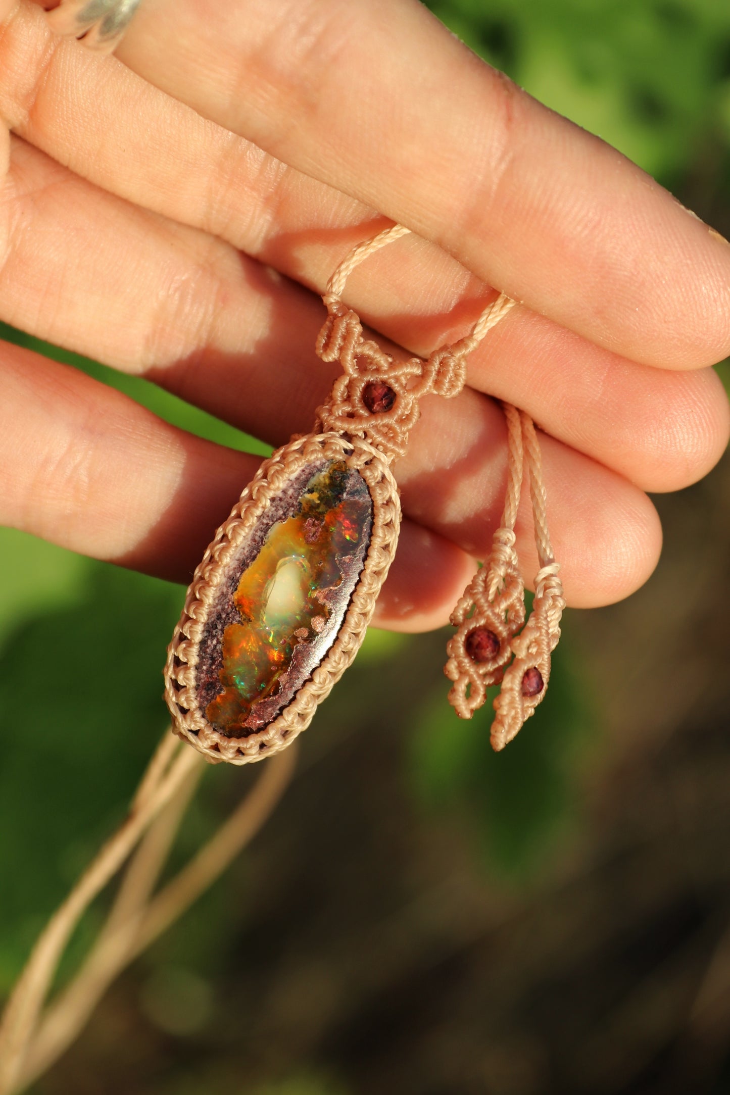Incroyable opale mexicaine de 31 mm avec jeu de couleurs rouge et inclusion « fantôme » ! | Bijoux en macramé faits main