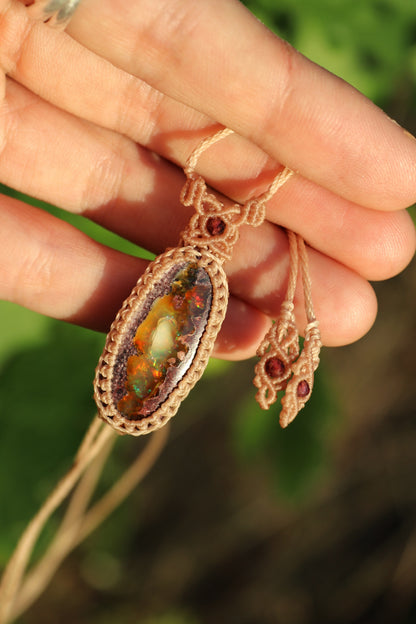 Incroyable opale mexicaine de 31 mm avec jeu de couleurs rouge et inclusion « fantôme » ! | Bijoux en macramé faits main